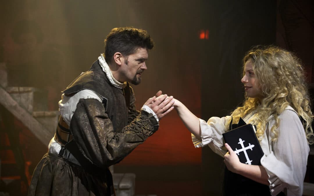 Den Evige Ild med morsingbo på scenen i Morsø Teater