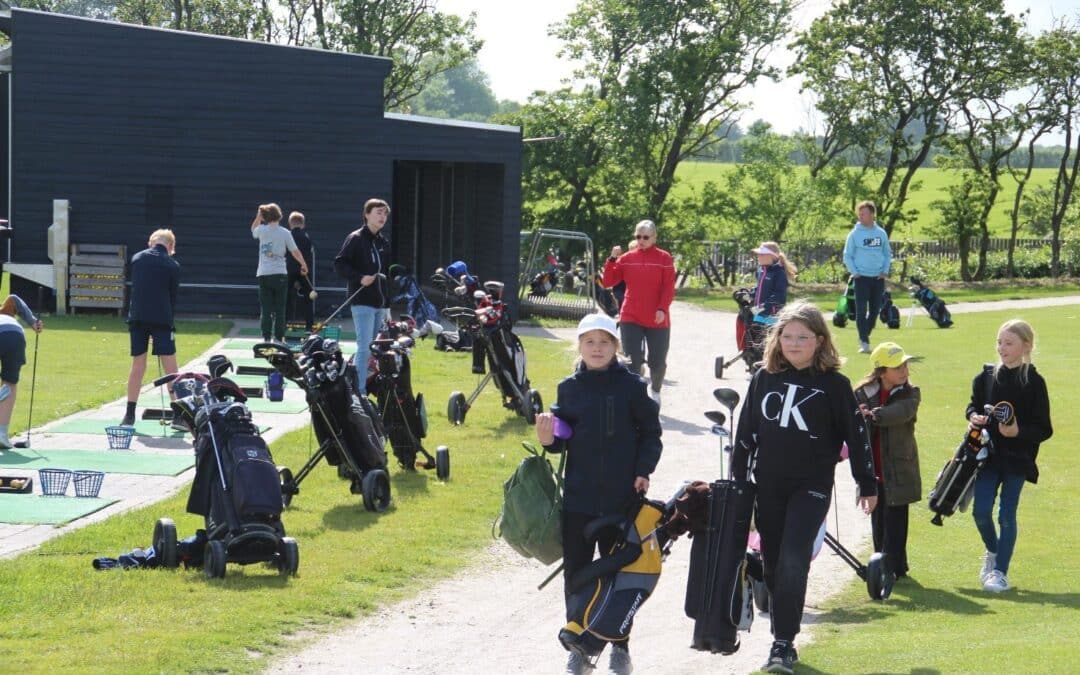 Det myldrer med børn i Morsø Golfklub